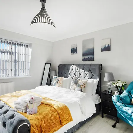 Spacious, 4 Bed, Garden, Parking, Excel London